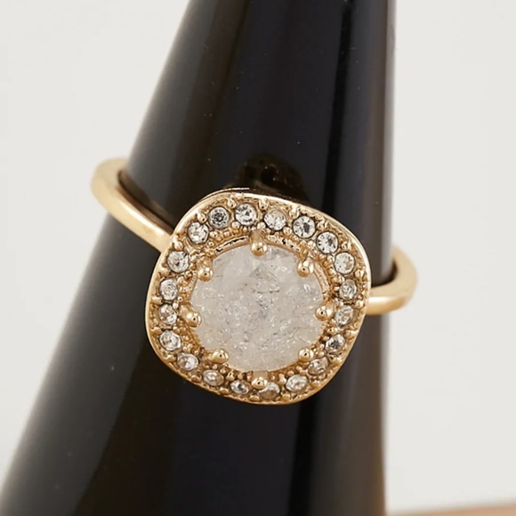 Jewelry - NWT Cubic Zirconia Halo and Center Stone Ring